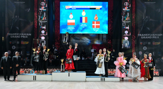 FOTO W CH ADULT STANDAR PODIUM.JPG